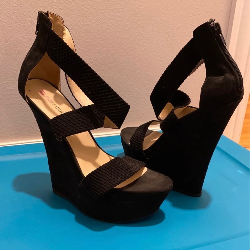 Black wedges